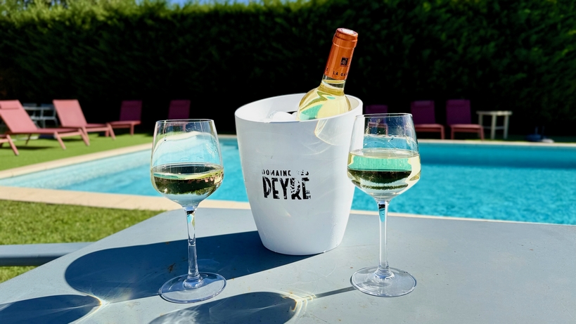 Espace convivial au bord de la piscine