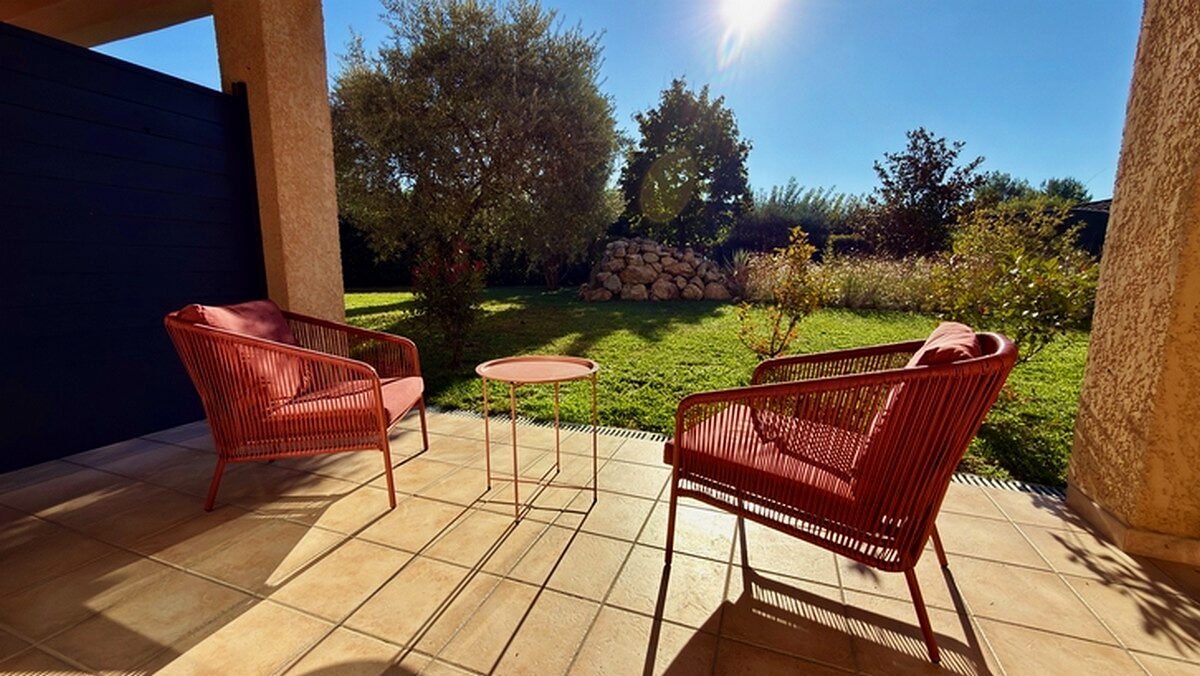 Terrasse privative de la Chambre Confort avec fauteuils dans le jardin
