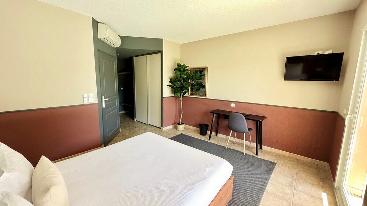 Chambre Confort — espace bureau et télévision