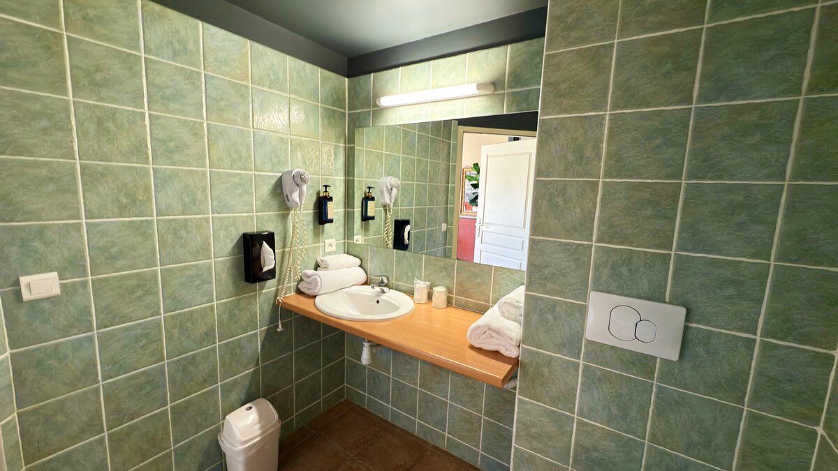 Salle de bain de la Chambre Confort — espace vasque