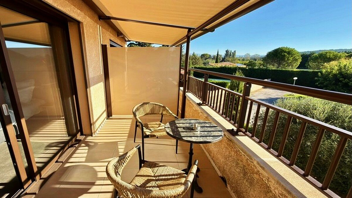 Grande terrasse privative de la Chambre Prestige avec vue sur le Mont Ventoux