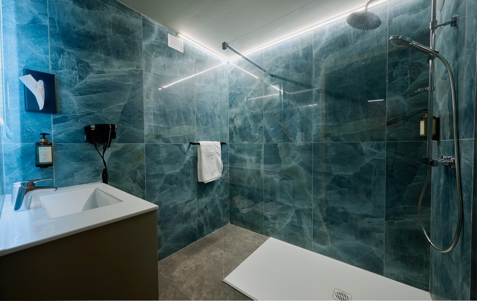 Salle de bain de la Chambre Prestige — douche à l'italienne et marbre