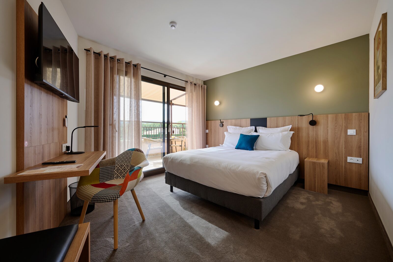 Chambre Prestige — vue d'ensemble avec coin bureau et accès terrasse