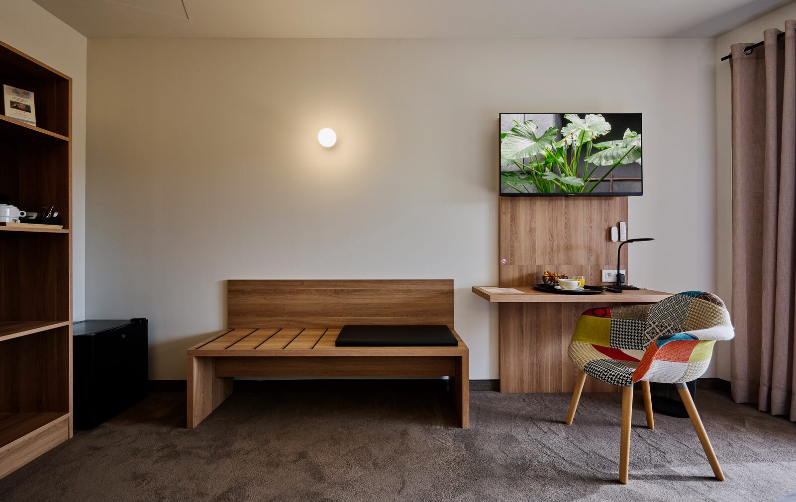 Chambre Prestige — espace bureau et ambiance contemporaine