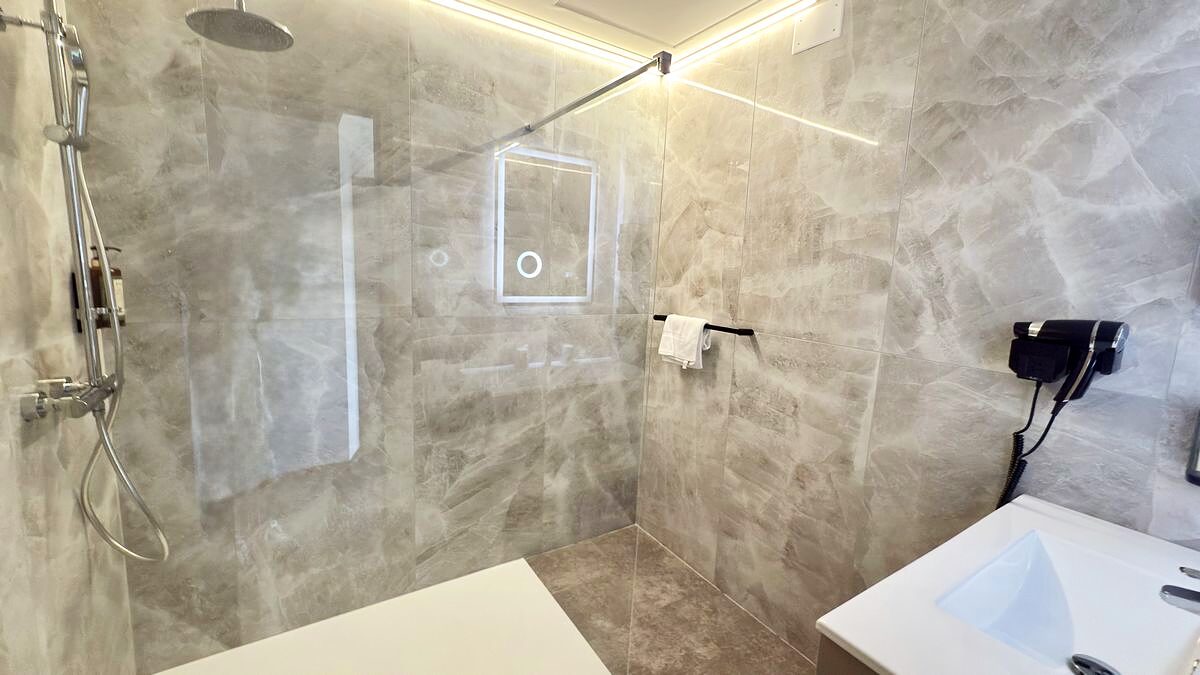 Salle de bain de la Chambre Prestige — marbre et douche à l'italienne
