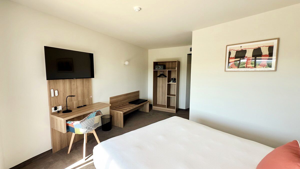 Chambre Prestige — espace bureau, télévision et dressing