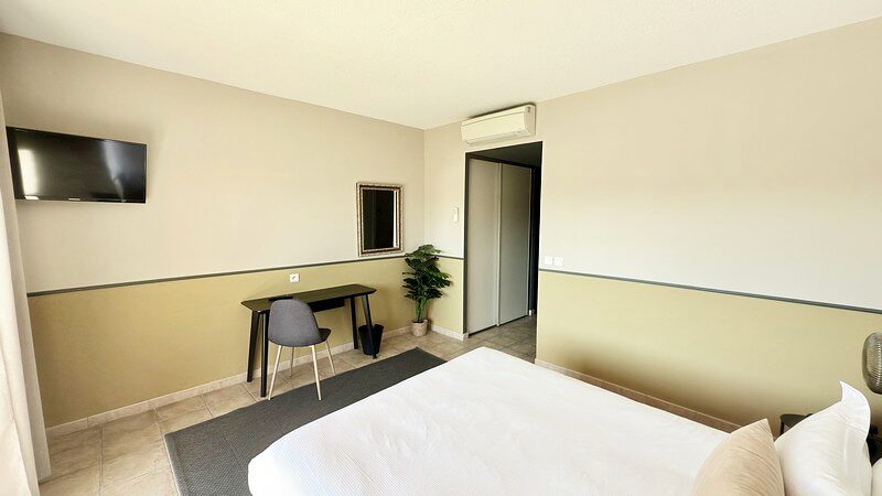 Chambre Supérieure — espace bureau et télévision