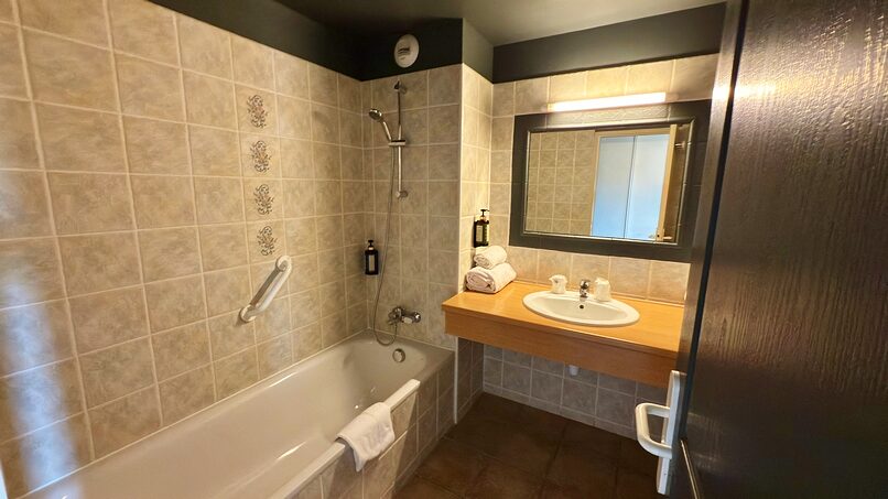 Salle de bain de la Chambre Supérieure avec baignoire