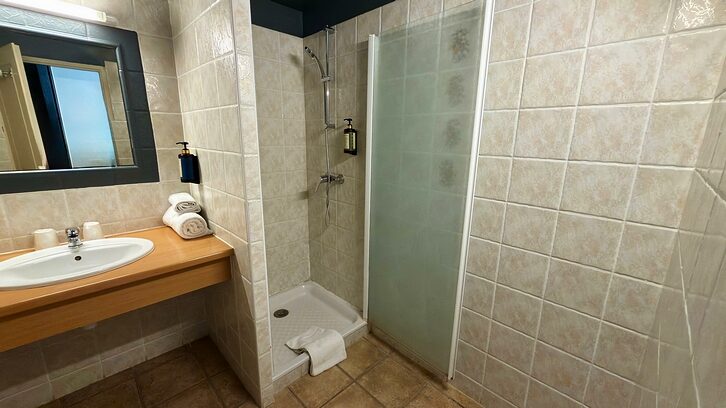 Salle de bain de la Chambre Supérieure — douche à l'italienne